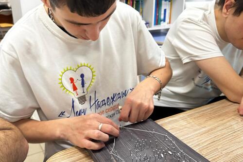 Творческая лаборатория «Кружево России»: Искусство, завязанное на ниточках!  Сегодня в АНО «Луч надежды» в рамках творческой лаборатории «Кружево России» нашего проекта «Патриотическая арт-студия для подростков с ограниченными возможностями здоровья 